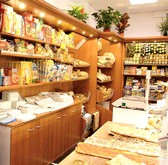 scaffale retro banco per salumeria e panetteria in legno con faretti